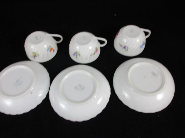 Nymphenburg Espressotasse mit Unterteller gerippt Welle Blumenbouquet